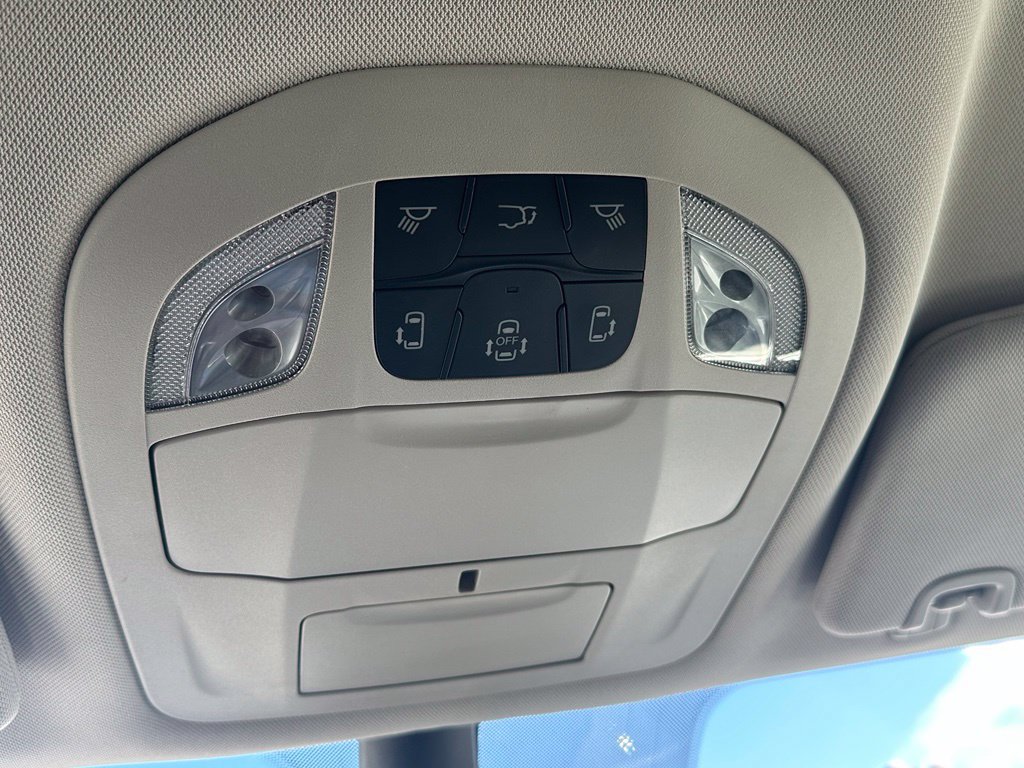 Used 2024 Chrysler Pacifica Limited FWD image 32