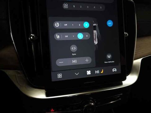 Certified 2025 Volvo XC90 B6 Plus image 29