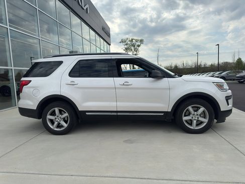 Used 2018 Ford Explorer XLT image 2