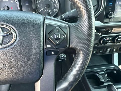 Used 2017 Toyota Tacoma TRD Off-Road w/ Premium & Technology Package AWD/4WD image 9