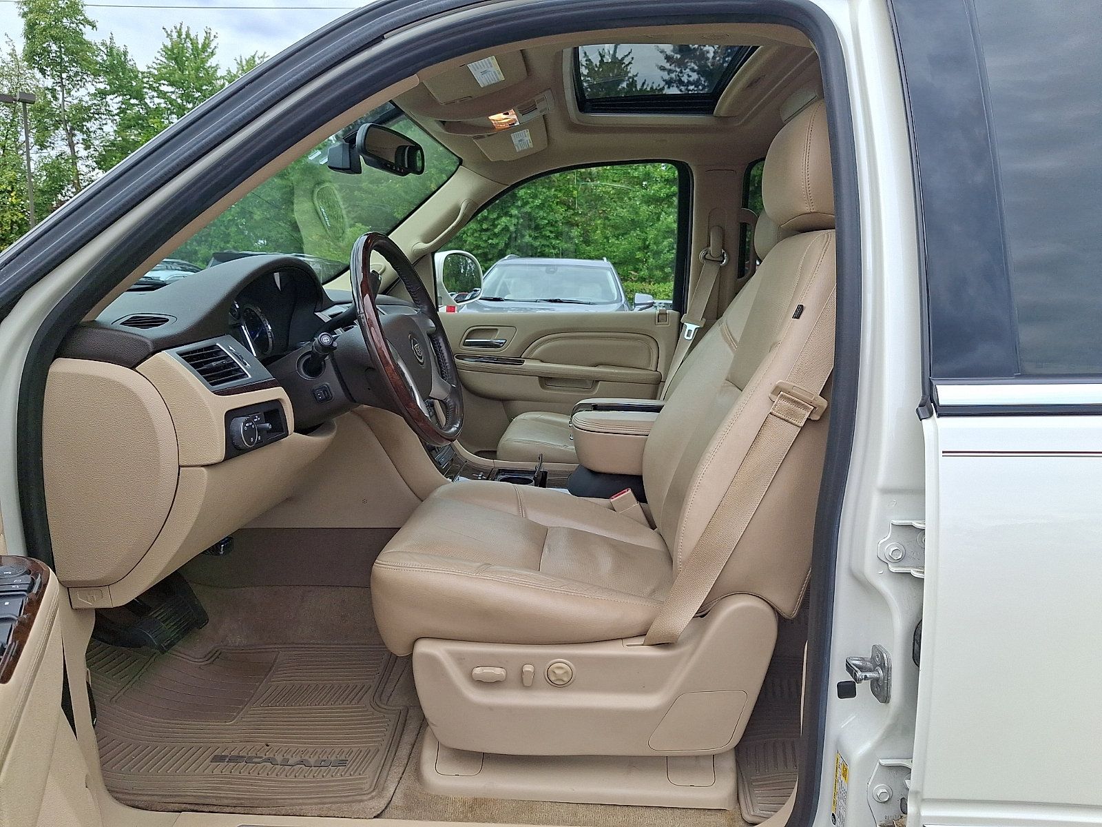 Used 2014 Cadillac Escalade Luxury AWD/4WD image 13