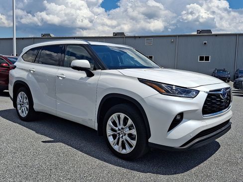 Used 2023 Toyota Highlander Limited AWD/4WD image 3