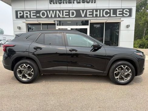 Used 2025 Chevrolet Trax LT w/ Sunroof Package FWD image 2