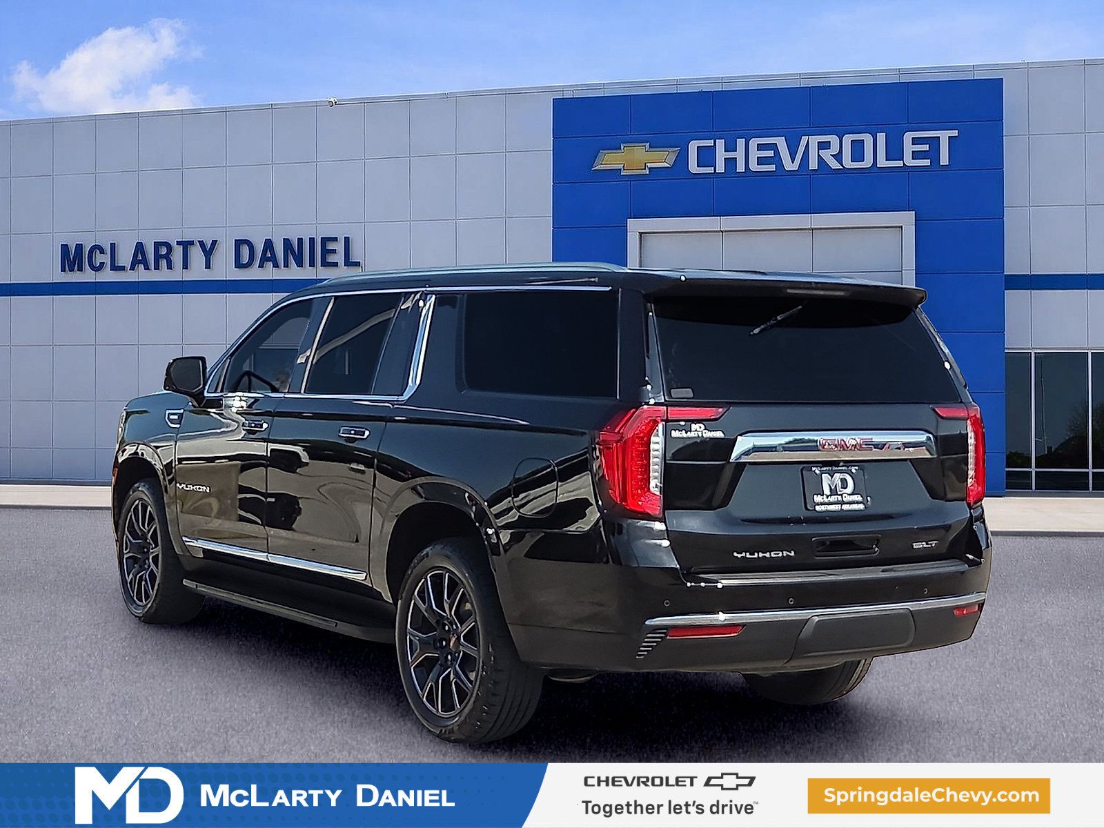 Certified 2023 GMC Yukon XL SLT w/ SLT Luxury Package AWD/4WD image 4