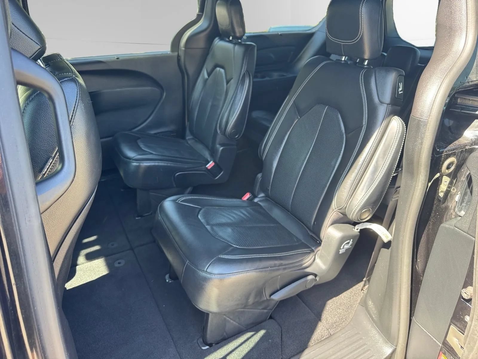 Used 2020 Chrysler Pacifica Touring-L w/ Advanced Safetytec Group FWD image 18