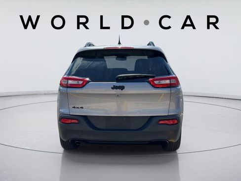 Used 2018 Jeep Cherokee Latitude w/ Altitude Package AWD/4WD image 4