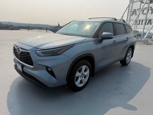 Used 2023 Toyota Highlander LE AWD/4WD image 7