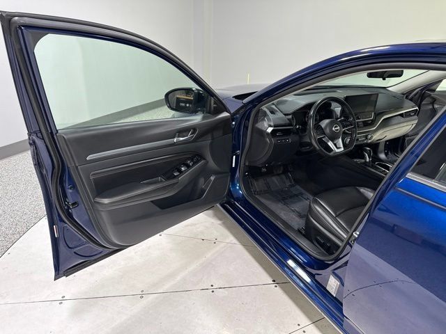Used 2023 Nissan Altima 2.5 SR w/ SR Premium Package FWD image 11