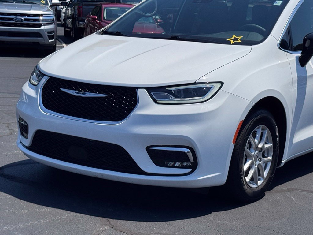 Used 2025 Chrysler Pacifica Select FWD image 34