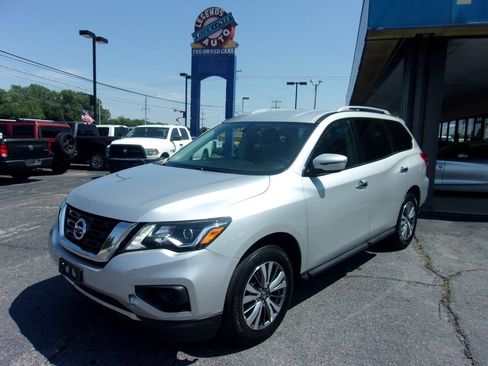 Used 2019 Nissan Pathfinder SV image 1