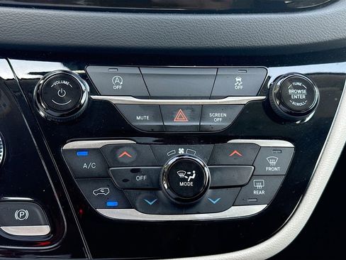 Used 2023 Chrysler Voyager LX image 17