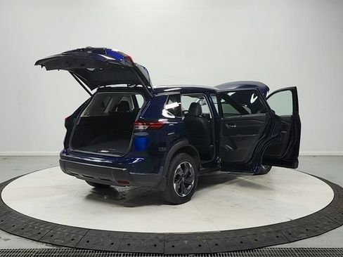 Used 2025 Nissan Rogue SV w/ SV Premium Package FWD image 16