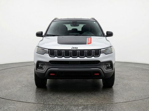 Used 2025 Jeep Compass Trailhawk AWD/4WD image 2