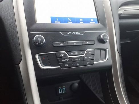 Used 2020 Ford Fusion SE image 16