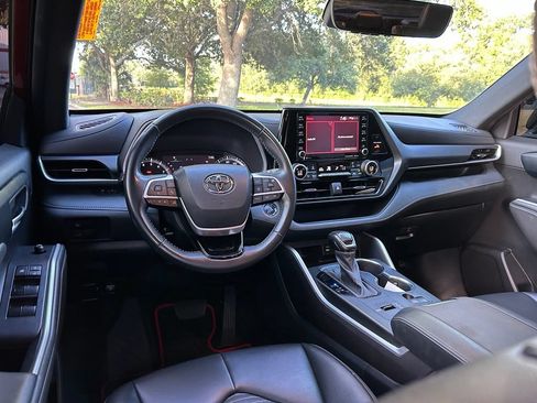 Used 2022 Toyota Highlander XSE FWD image 13