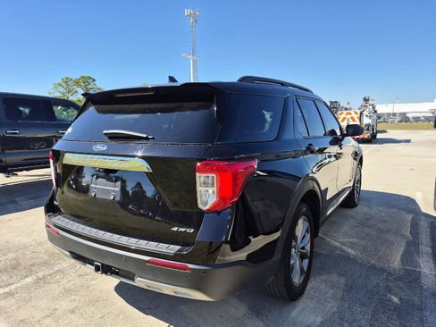 Certified 2022 Ford Explorer XLT w/ Equipment Group 202A image 5