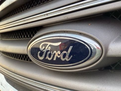 Used 2013 Ford Taurus SE FWD image 3