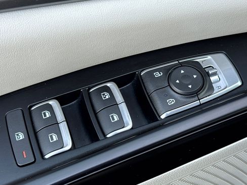 Used 2024 Kia Carnival LX image 11