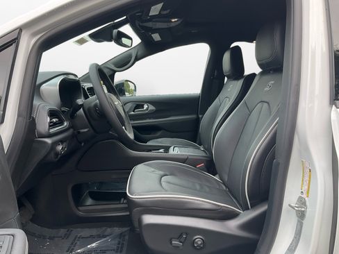 New 2026 Chrysler Pacifica Limited w/ S Appearance Package image 9