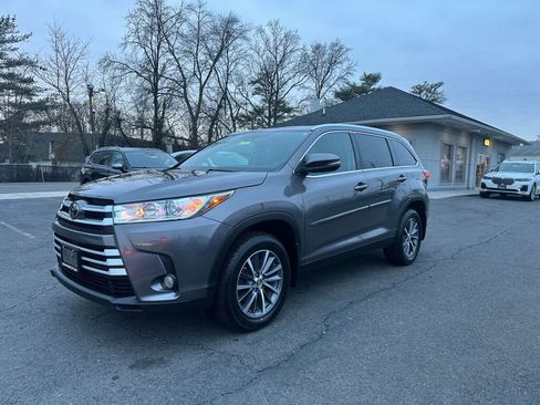 Used 2019 Toyota Highlander XLE image 3