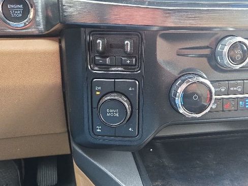 Used 2024 Ford F350 Lariat w/ Lariat Ultimate Package AWD/4WD image 34