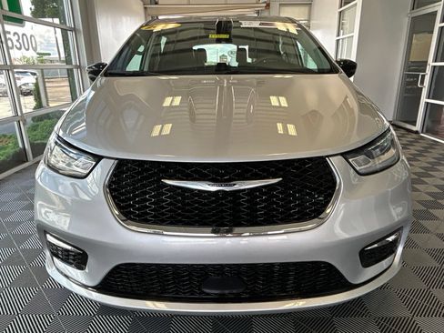 Used 2024 Chrysler Pacifica Touring-L FWD image 2