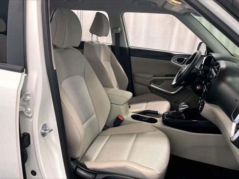 Used 2025 Kia Soul LX FWD image 11