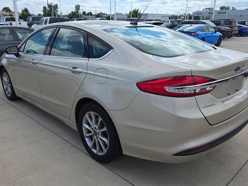 Used 2017 Ford Fusion SE w/ Fusion SE Technology Package FWD image 3