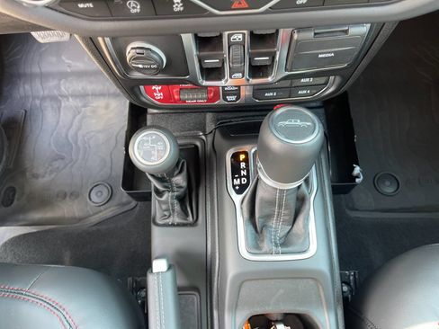 Used 2025 Jeep Gladiator Rubicon AWD/4WD image 23
