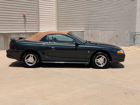 Used 1998 Ford Mustang Convertible RWD image 2