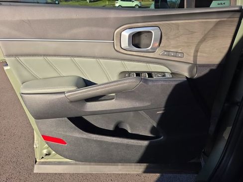 Used 2025 Kia Sorento SX Prestige w/ Sage Leather Package image 18