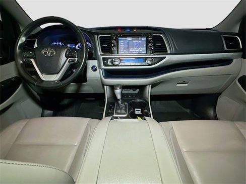 Used 2018 Toyota Highlander XLE image 9