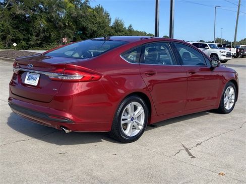 Used 2018 Ford Fusion SE w/ Fusion SE Technology Package image 5