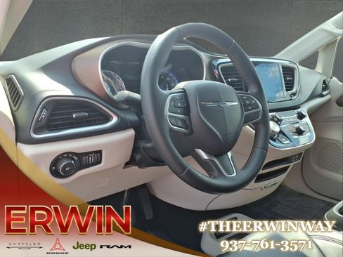 Used 2017 Chrysler Pacifica Touring-L FWD image 14