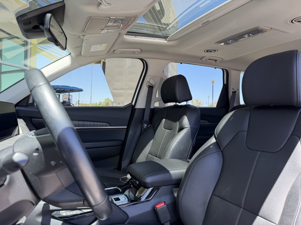 Used 2025 Kia Telluride EX w/ EX Captain's Chair Package FWD image 32