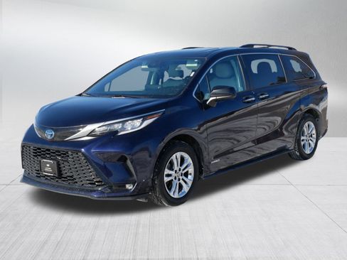 Used 2021 Toyota Sienna XSE image 3