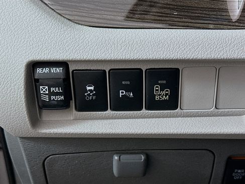 Used 2016 Toyota Sienna XLE w/ XLE Navigation Package FWD image 16