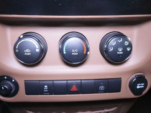 Used 2013 Jeep Wrangler Unlimited Rubicon w/ Dual Top Group AWD/4WD image 30