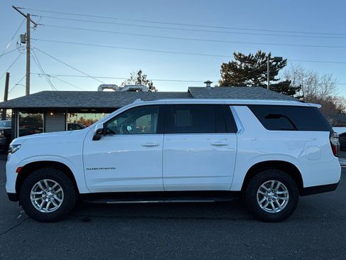 Used 2022 Chevrolet Suburban LT w/ Luxury Package image 5