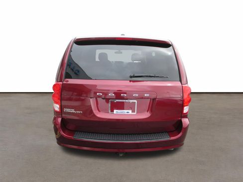 Used 2018 Dodge Grand Caravan SE image 4