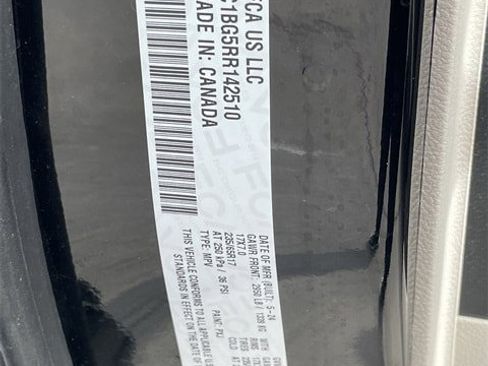 Used 2024 Chrysler Pacifica Touring-L image 29