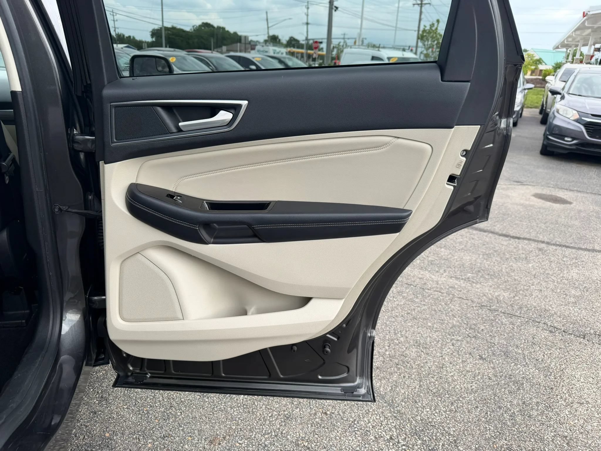 Used 2018 Ford Edge Titanium AWD/4WD image 30
