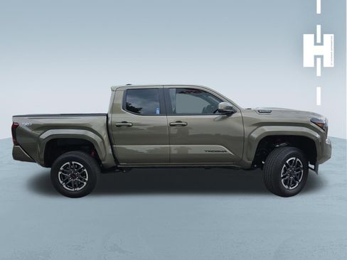 Used 2025 Toyota Tacoma TRD Sport AWD/4WD image 2