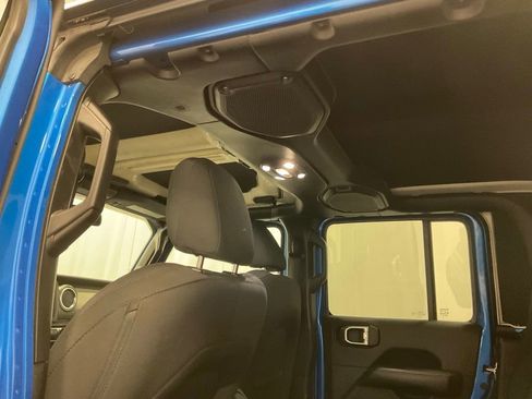 Used 2021 Jeep Gladiator Overland w/ Cold Weather Group image 30