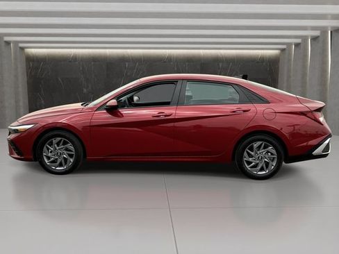 Used 2025 Hyundai Elantra Hybrid FWD image 2