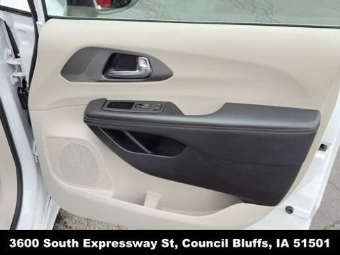 Used 2023 Chrysler Pacifica Touring-L FWD image 32