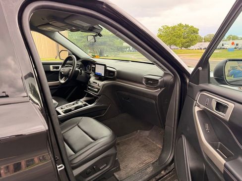 Used 2022 Ford Explorer XLT w/ Equipment Group 202A AWD/4WD image 29