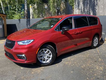 Used 2025 Chrysler Pacifica Select