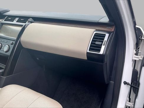 Used 2019 Land Rover Discovery SE AWD/4WD image 18