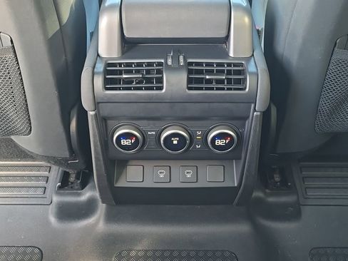 Used 2023 Land Rover Defender 110 SE AWD/4WD image 25